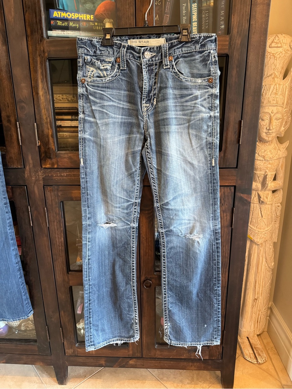 Big Star Men's Faded Blue Straight Jeans with Knee Rips
